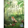 Naslovnica igre Forest Shuffle prikazuje miren gozd s lisico, srno in drugimi živalmi, obdano z zelenimi drevesi in grmovjem, ki poudarja ekološko tematiko igre.
