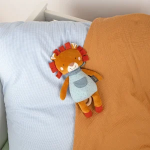 Glasbena igrača levček na postelji