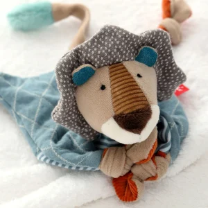 Plišasta ninica v obliki leva s podrobnostmi, kot so mehka griva in vozlani konci.