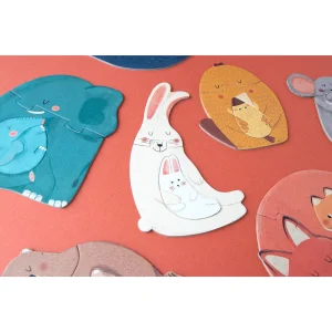 Barvita sestavljanka Londji Mama z živalskimi liki, vključno z zajčkom in slonom, na oranžnem ozadju za otroke, starejše od 2 let.